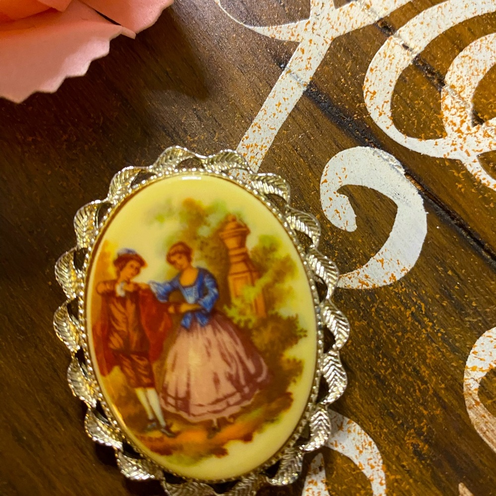 Women’s cottage core broach. Vintage Victorian